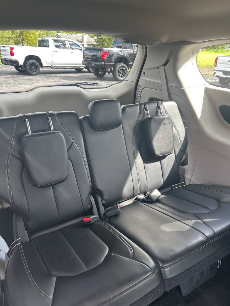 Used 2023 Chrysler Pacifica Touring-L FWD image 47