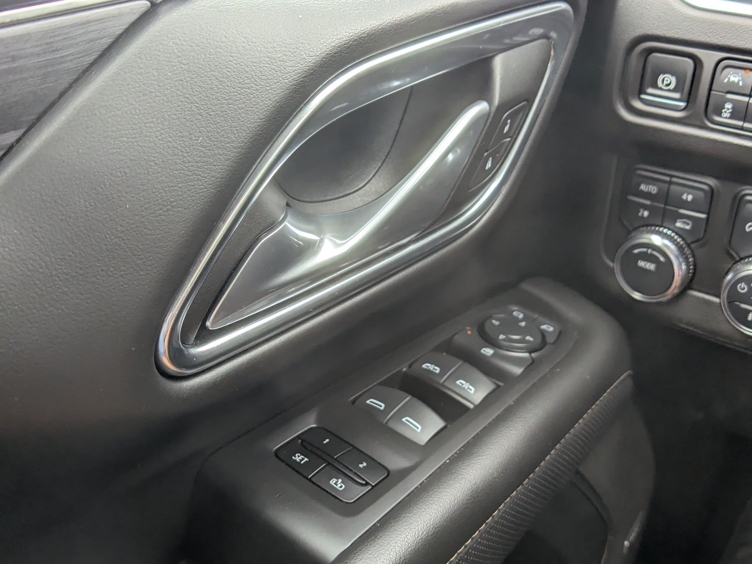Used 2024 GMC Yukon XL SLT AWD/4WD image 29
