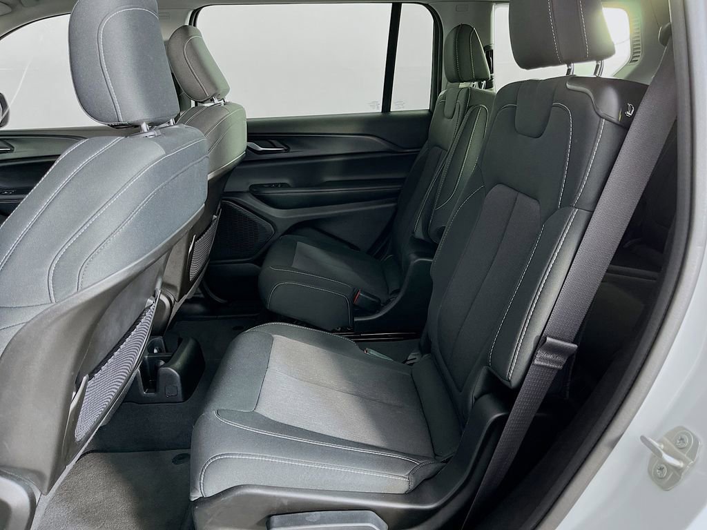 Used 2023 Jeep Grand Cherokee L Laredo image 29