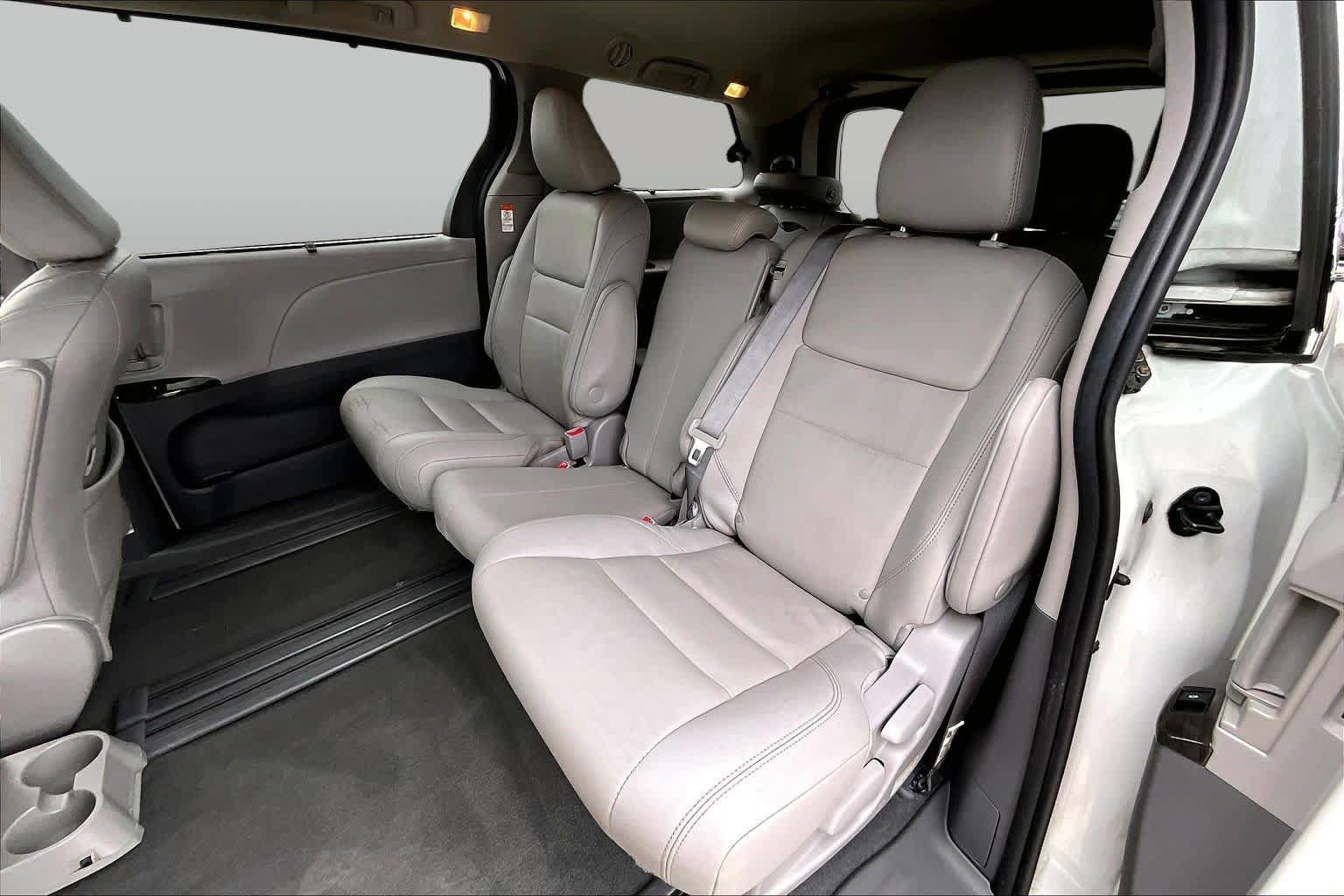 Used 2020 Toyota Sienna XLE Premium FWD image 19