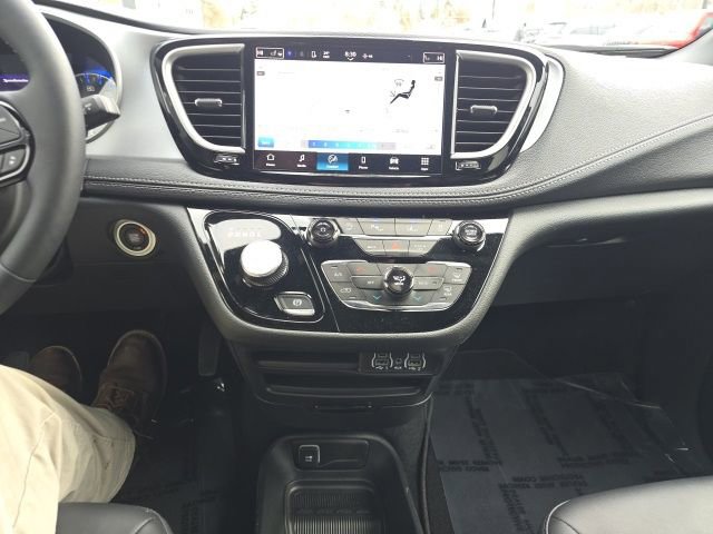 Certified 2024 Chrysler Pacifica Touring-L w/ S Appearance Package image 23