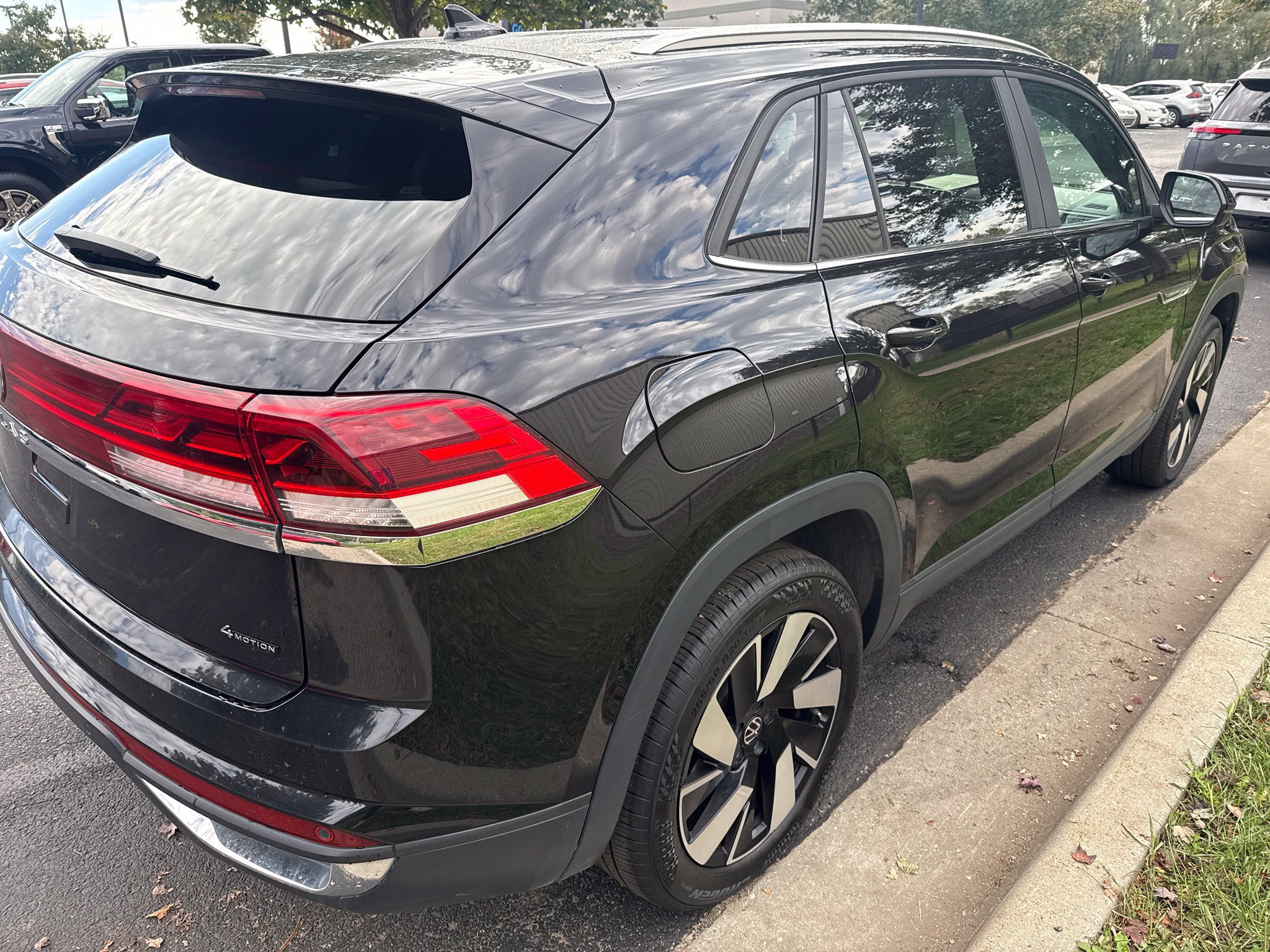 Used 2025 Volkswagen Atlas Cross Sport SE AWD/4WD image 5
