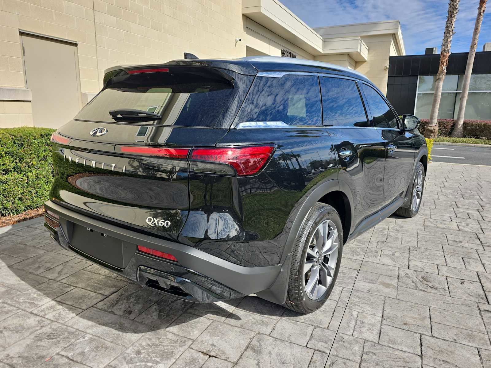 Certified 2024 INFINITI QX60 Luxe image 3