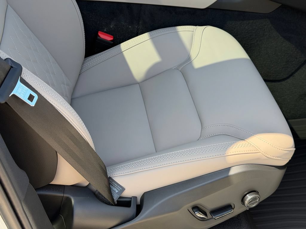 New 2026 Volvo XC90 B6 Plus w/ Protection Package Premier AWD/4WD image 7