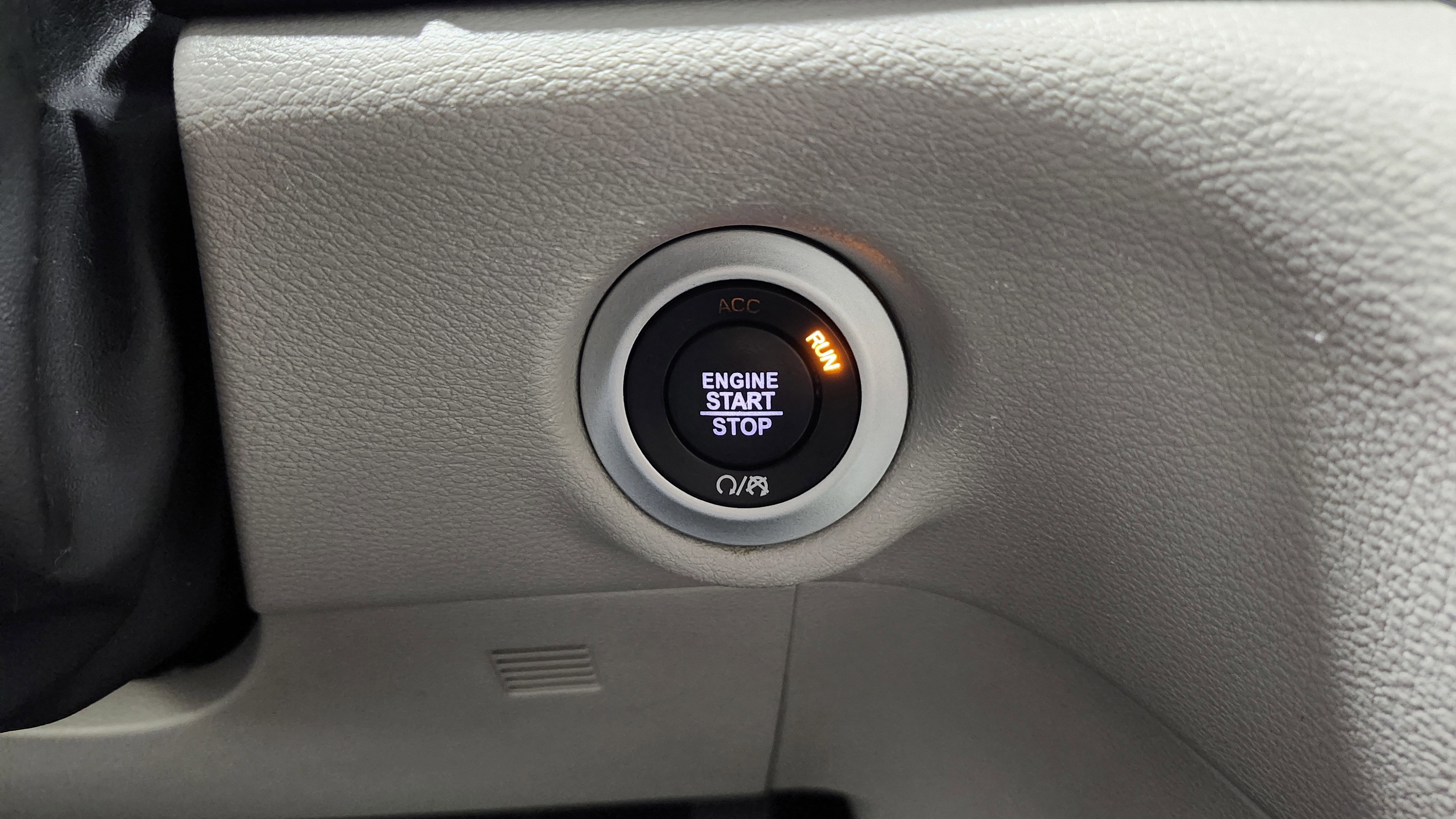 Used 2023 Chrysler Voyager LX image 8