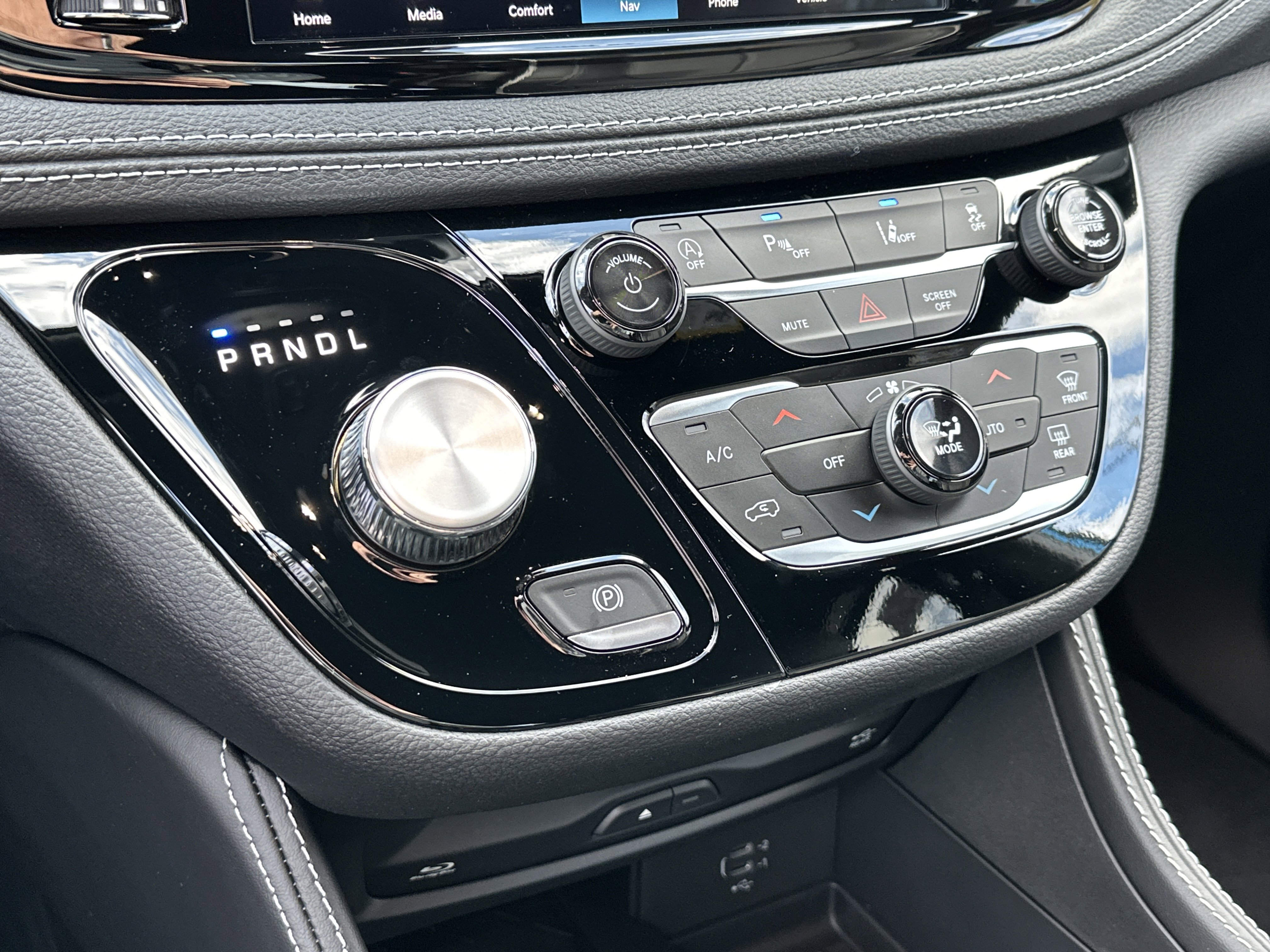 New 2026 Chrysler Pacifica Limited w/ Uconnect Theater Family Group image 5