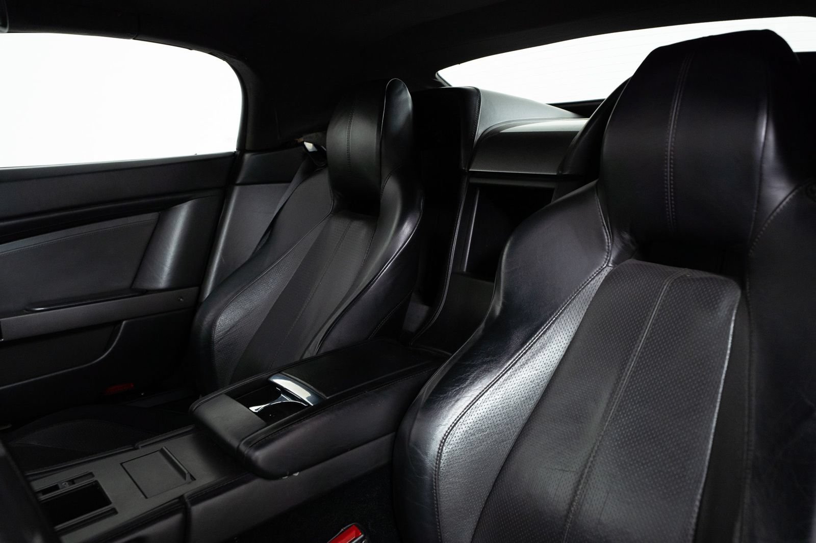 Used 2012 Aston Martin V8 Vantage Roadster RWD image 42