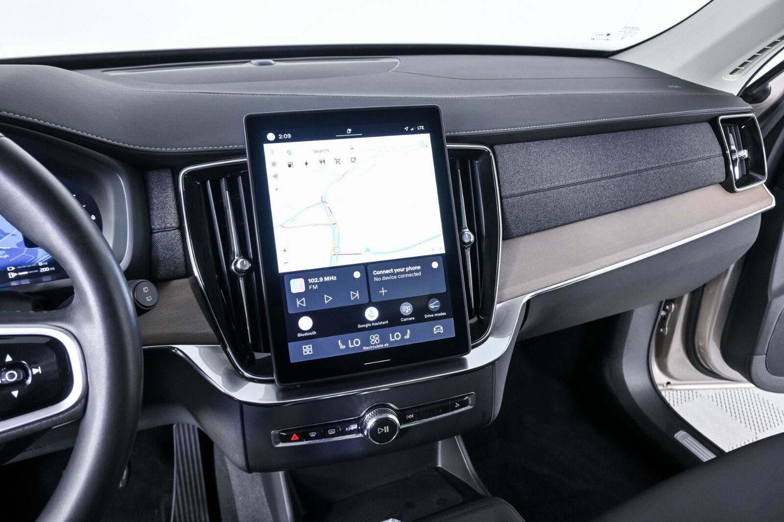 Certified 2025 Volvo XC90 T8 Core AWD/4WD image 12