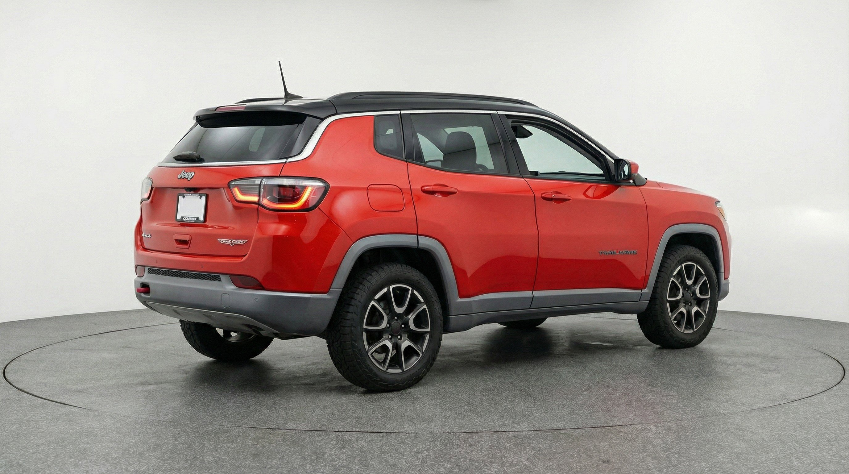 Used 2025 Jeep Compass Trailhawk image 9