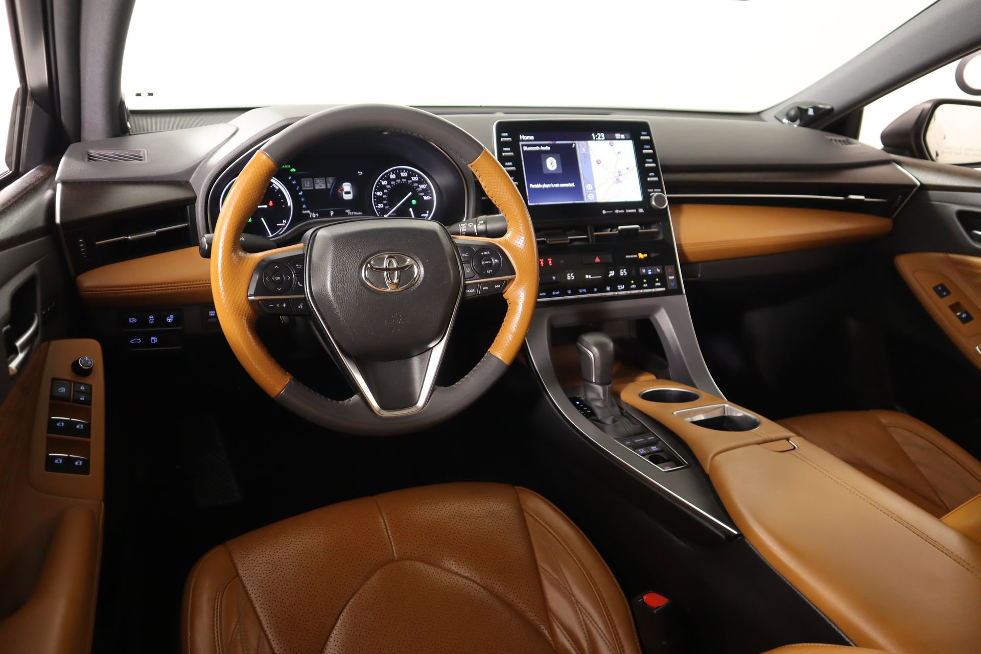 Used 2019 Toyota Avalon Limited image 2