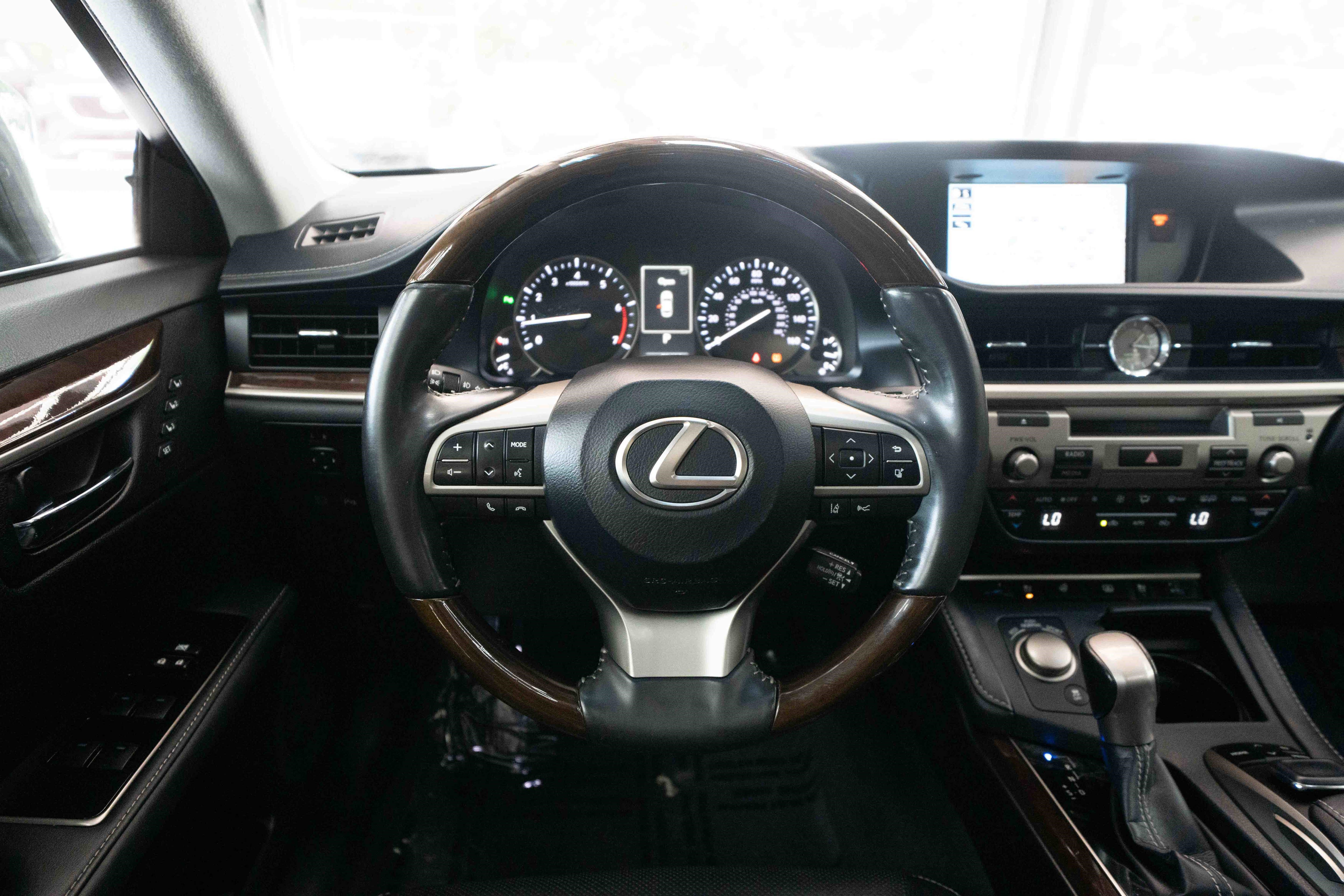 Used 2017 Lexus ES 350 w/ Luxury Package FWD image 21