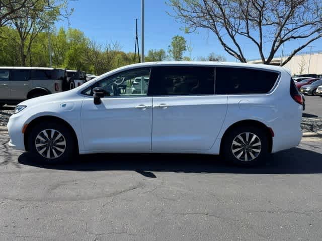Used 2024 Chrysler Pacifica Limited FWD image 2