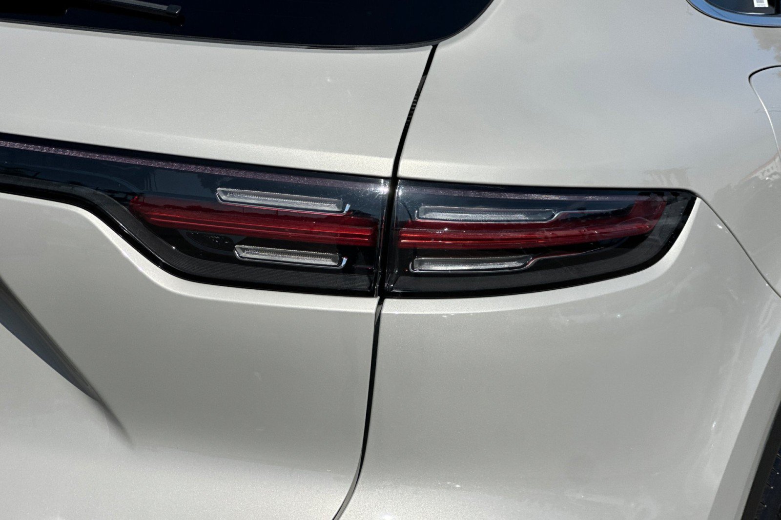 Certified 2023 Porsche Cayenne AWD/4WD image 28