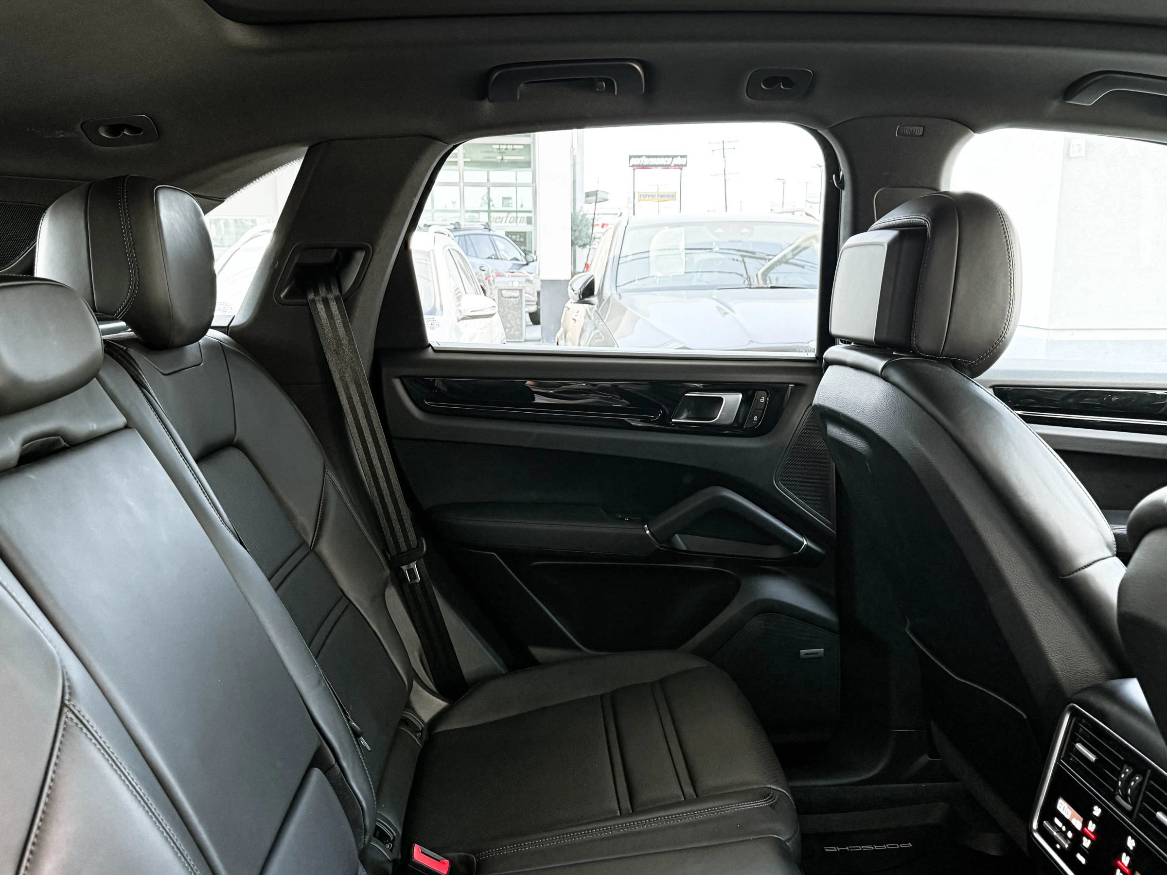 Used 2022 Porsche Cayenne Platinum Edition AWD/4WD image 28
