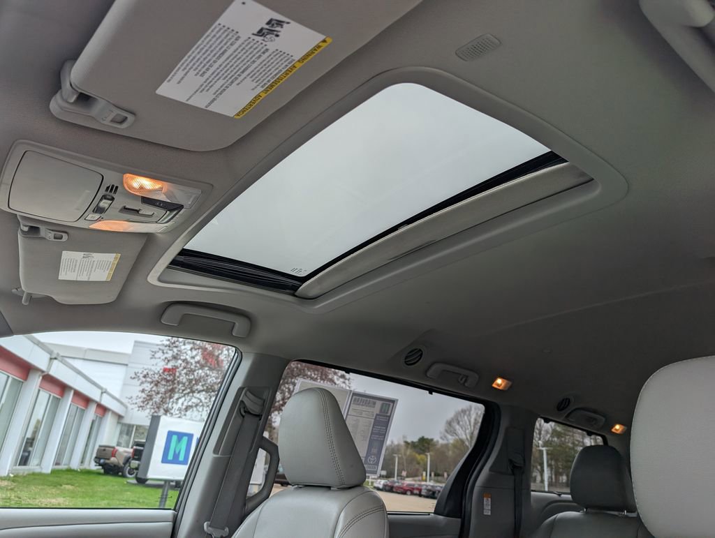 Used 2019 Toyota Sienna XLE w/ XLE Navigation Package AWD/4WD image 19