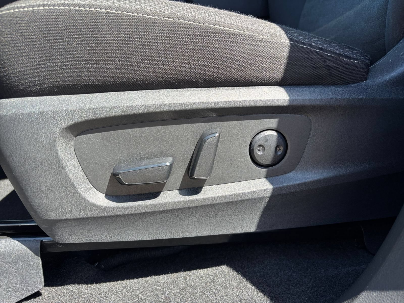 Used 2025 Nissan Pathfinder SV FWD image 21