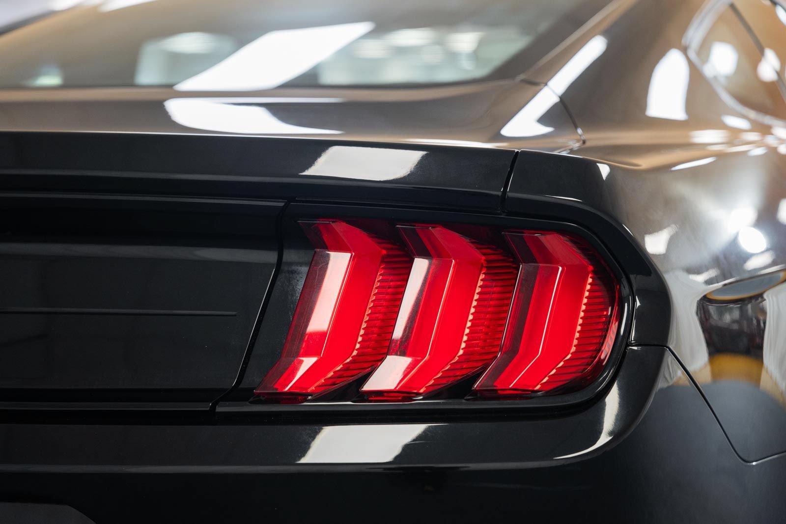 Used 2018 Ford Mustang Coupe RWD image 6