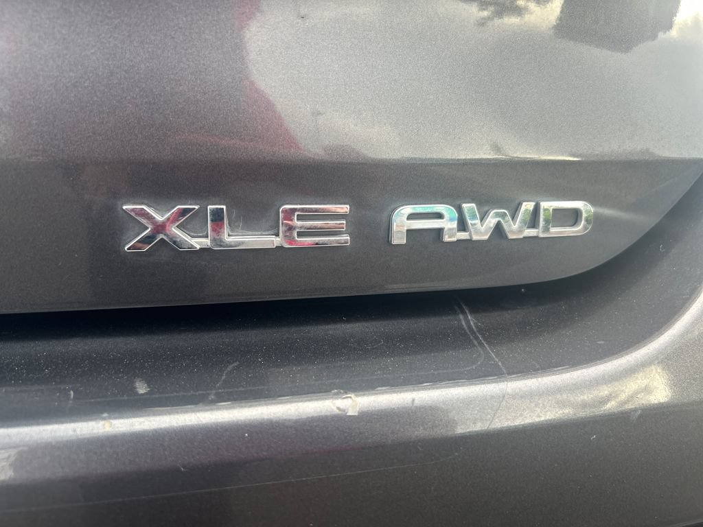 Used 2020 Toyota Highlander XLE AWD/4WD image 29
