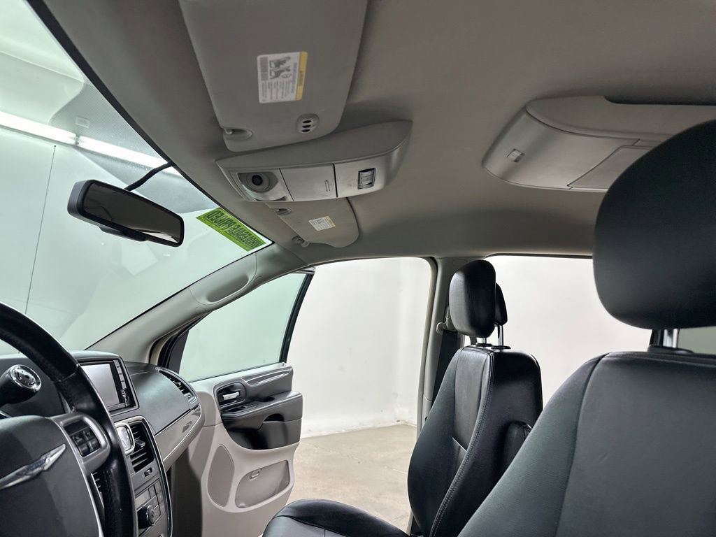 Used 2016 Chrysler Town & Country Touring image 30