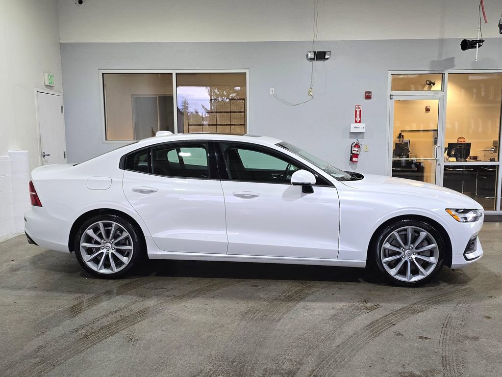 Used 2021 Volvo S60 T6 Momentum w/ Premium Package image 4