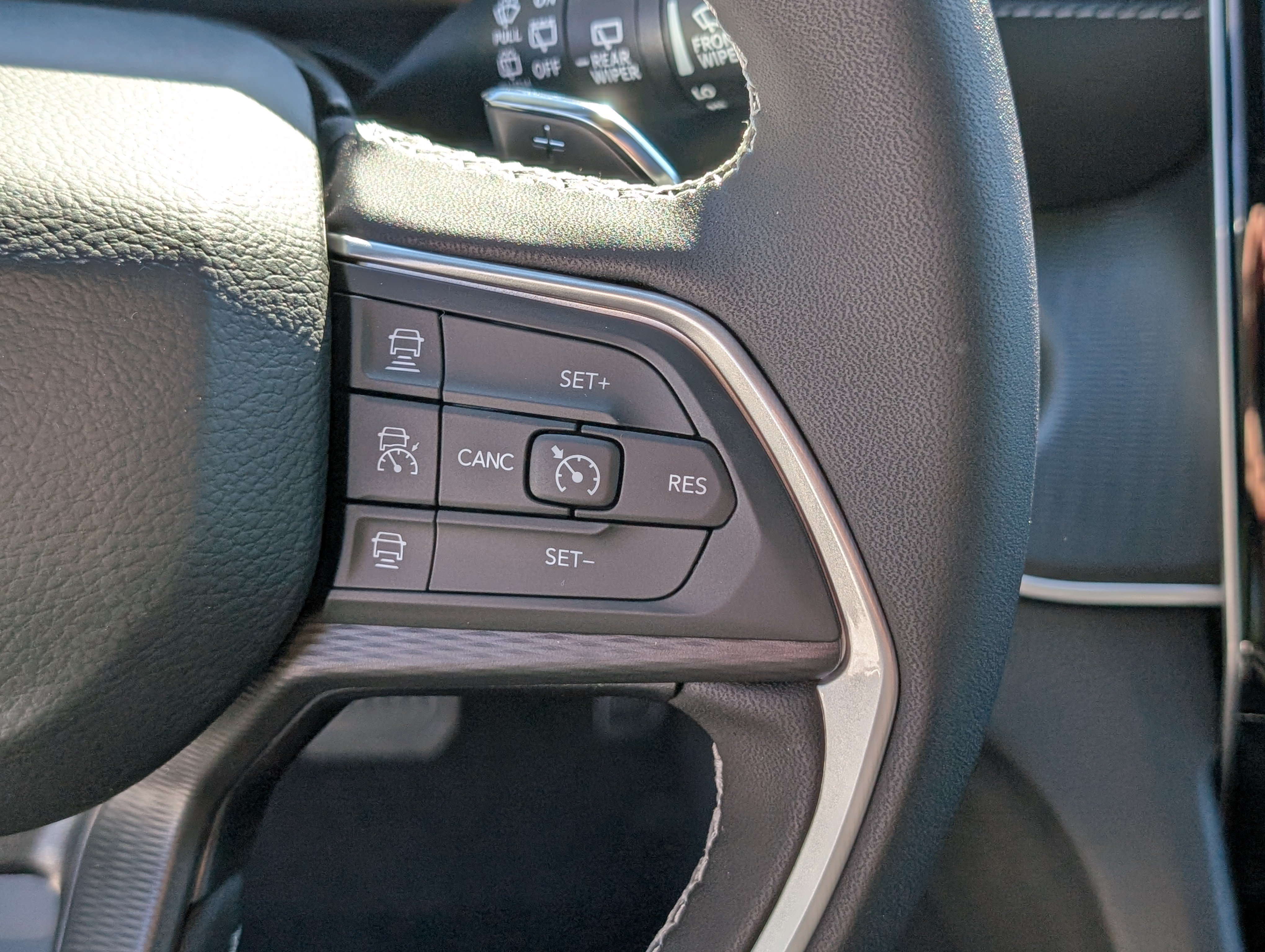 New 2025 Jeep Grand Cherokee Laredo X w/ Luxury Tech Group I AWD/4WD image 23