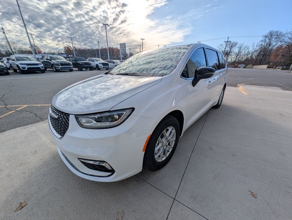 New 2026 Chrysler Pacifica Select image 9