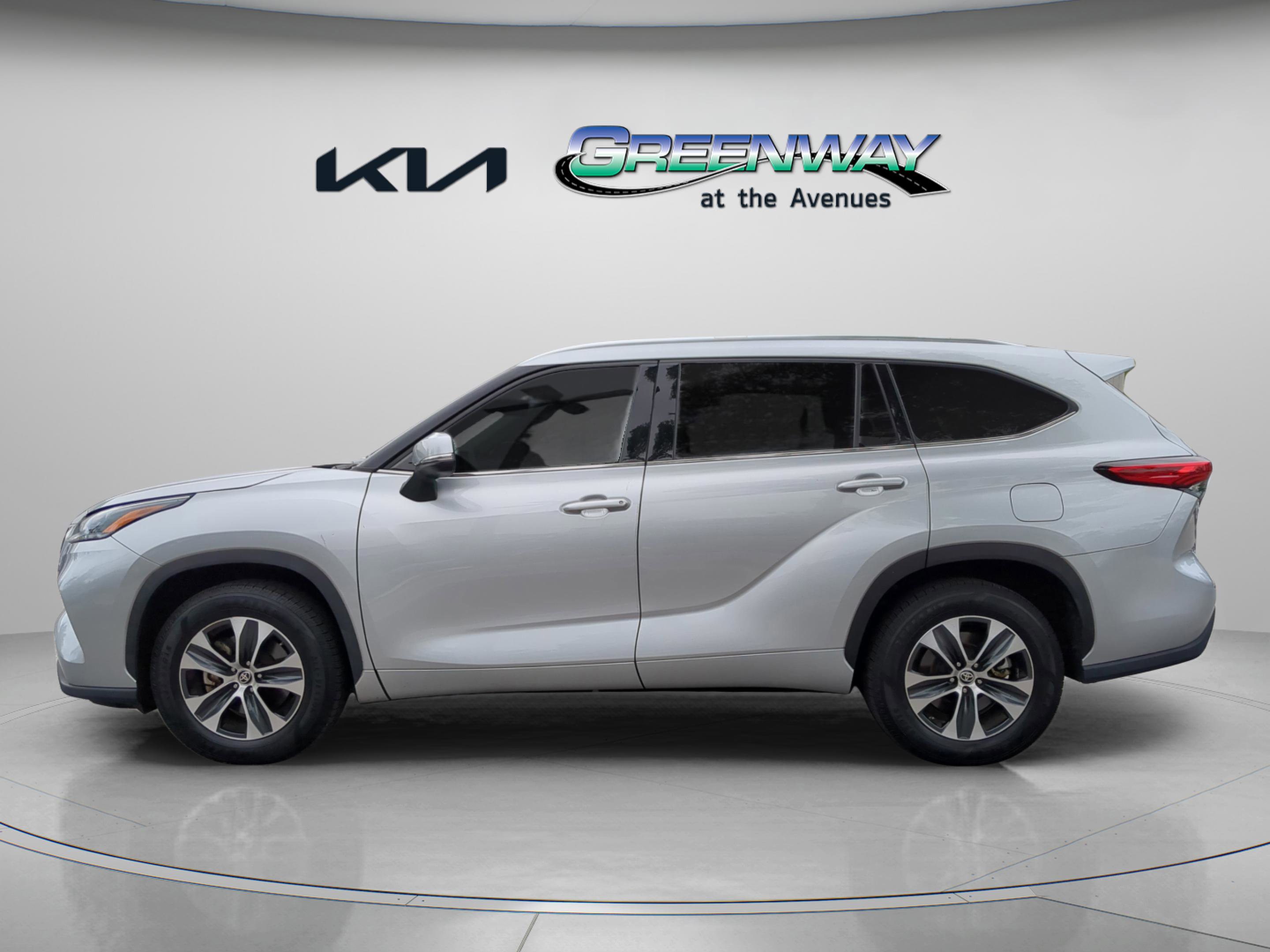 Used 2021 Toyota Highlander XLE FWD image 3
