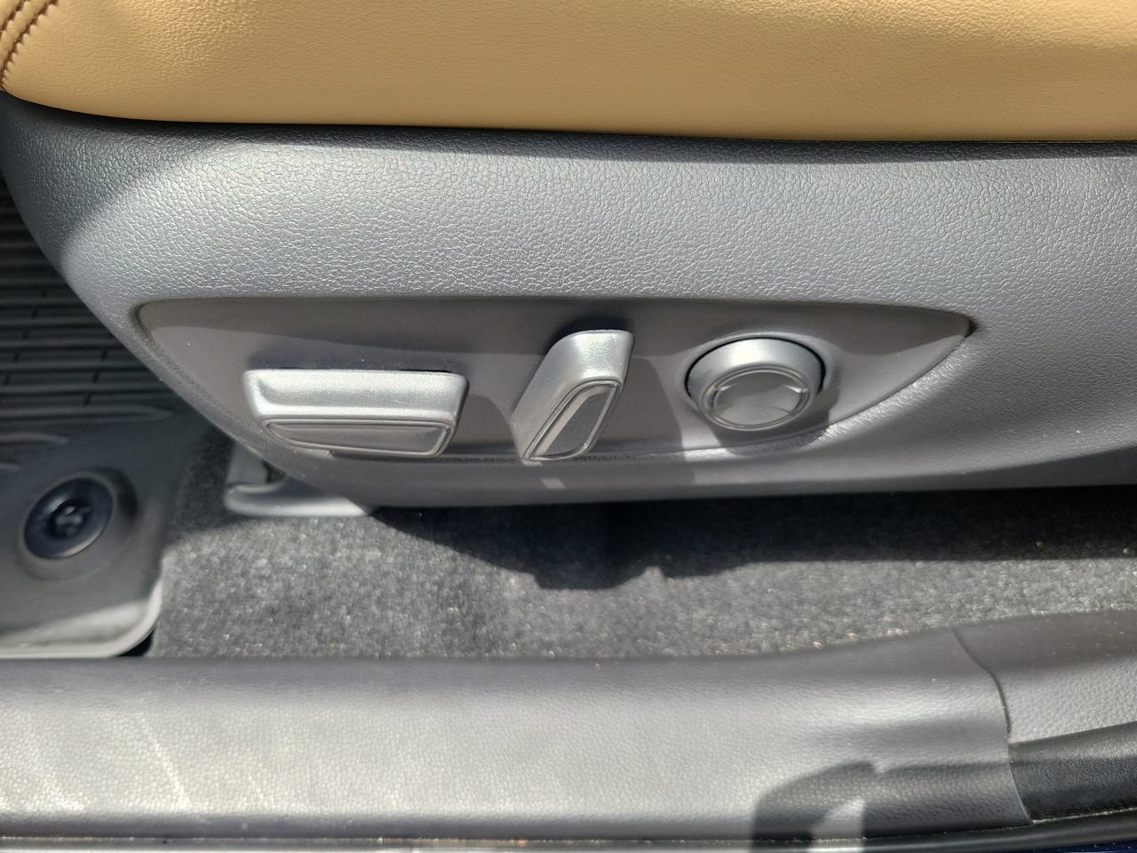 Used 2025 Toyota RAV4 Limited AWD/4WD image 18