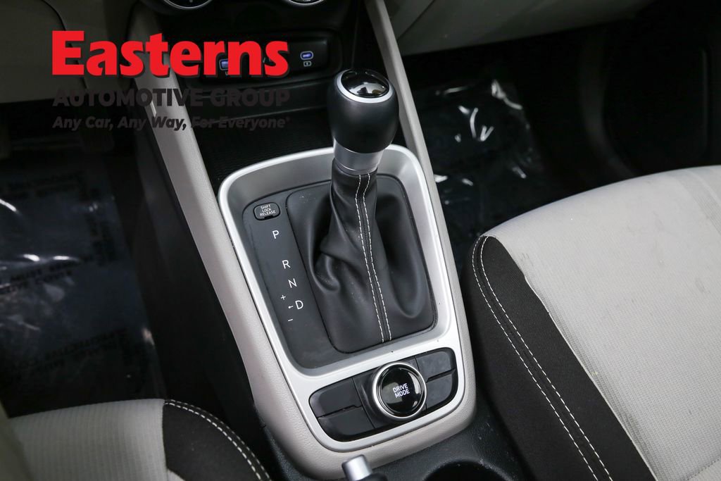 Used 2025 Hyundai Venue SEL image 13