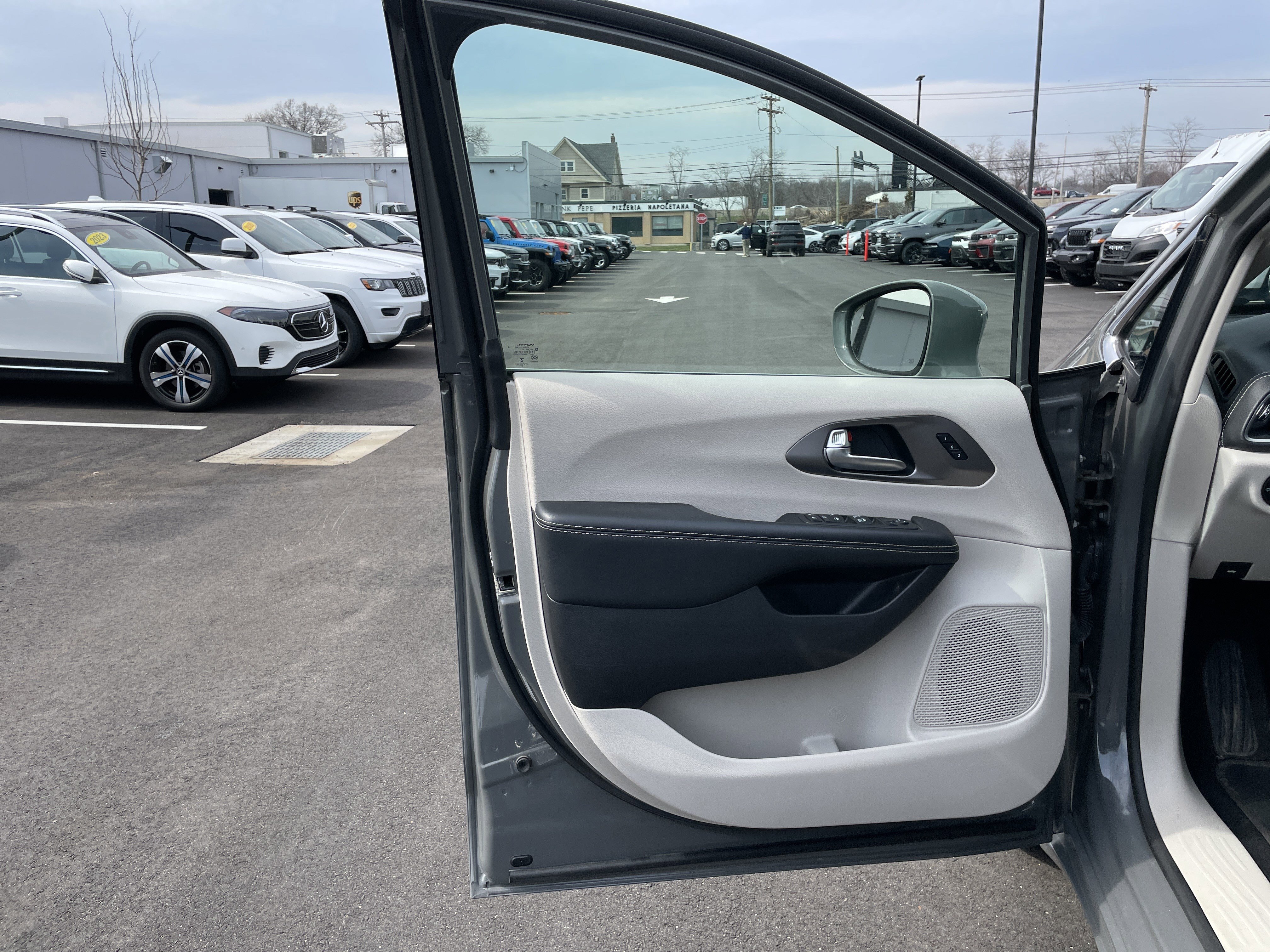 Used 2022 Chrysler Pacifica Touring-L image 28