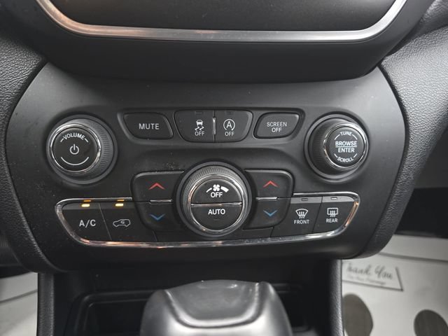 Used 2022 Jeep Cherokee Trailhawk w/ Comfort/Convenience Group AWD/4WD image 24