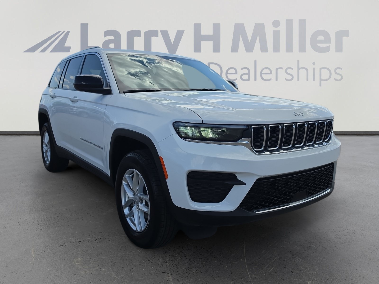 Used 2025 Jeep Grand Cherokee Laredo X w/ Trailer Tow Package AWD/4WD image 7