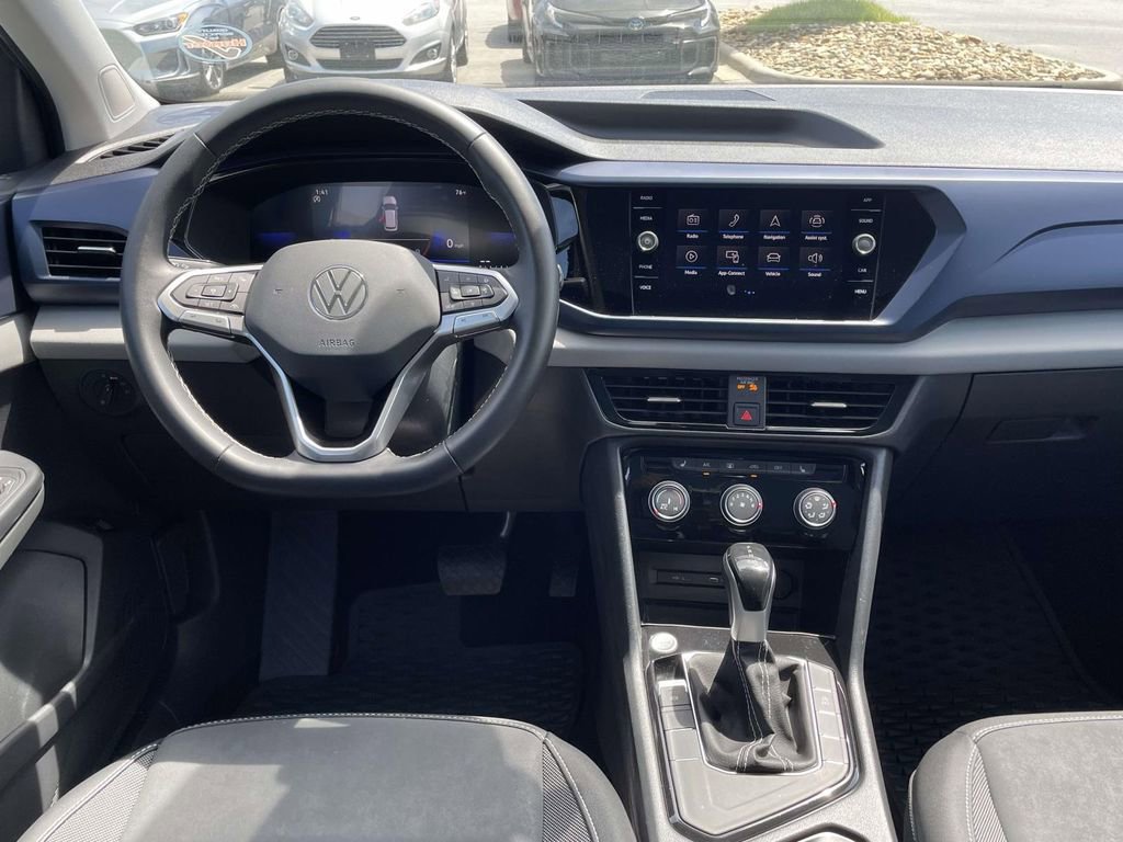 Used 2023 Volkswagen Taos SE w/ Panoramic Sunroof Package FWD image 4