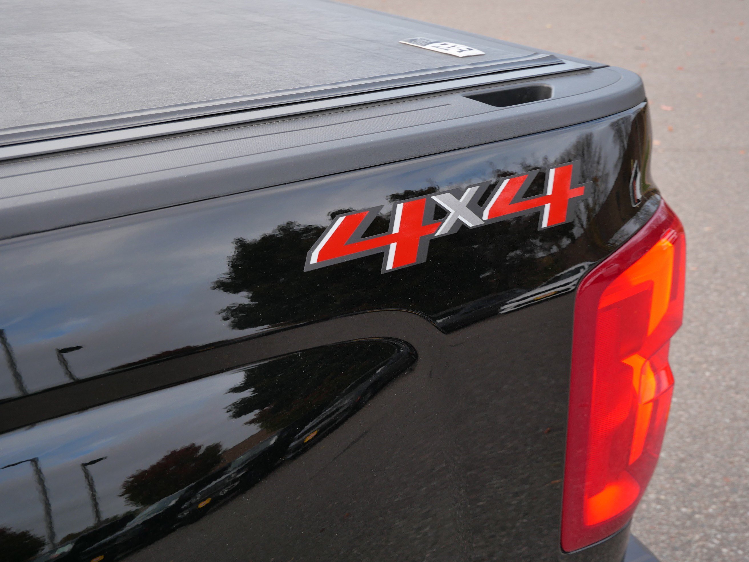 Used 2018 Chevrolet Silverado 1500 LTZ w/ Sport Package AWD/4WD image 17
