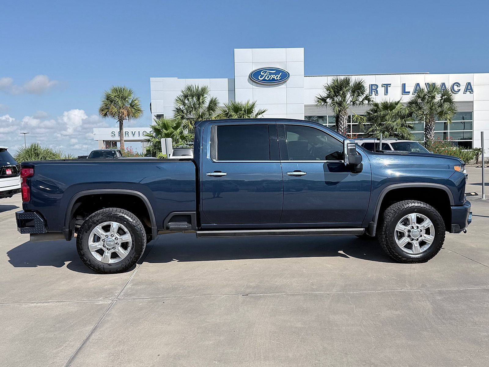 Used 2022 Chevrolet Silverado 2500 High Country w/ Technology Package AWD/4WD image 8