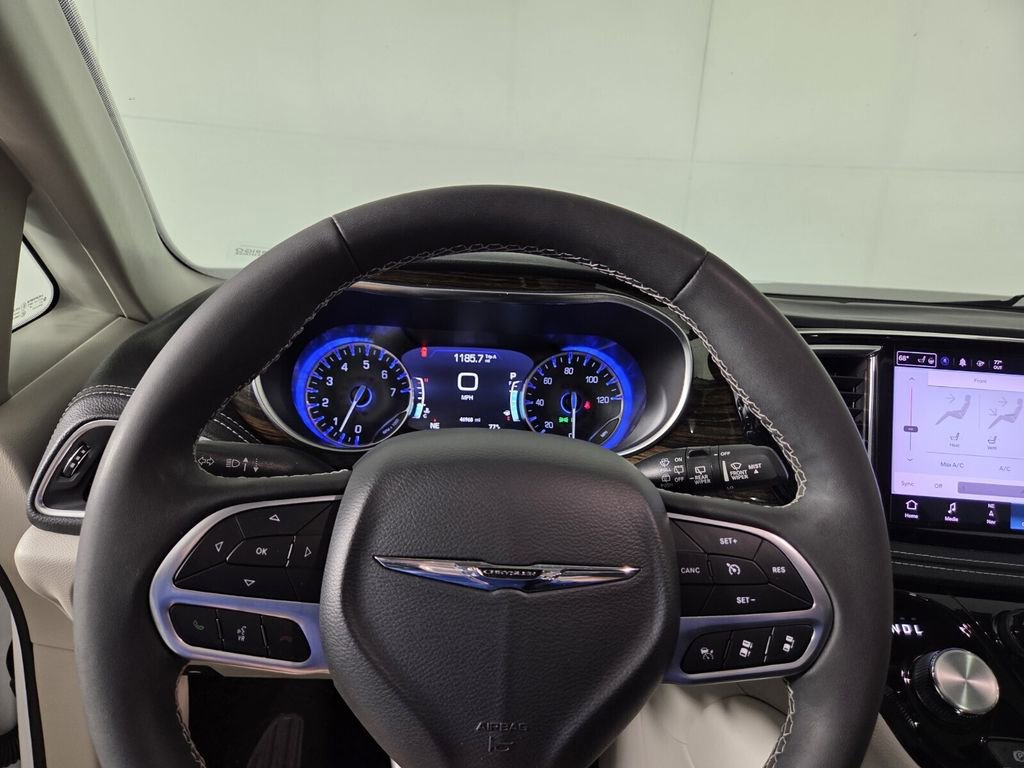 Used 2023 Chrysler Pacifica Limited w/ Uconnect Theater Family Group image 15