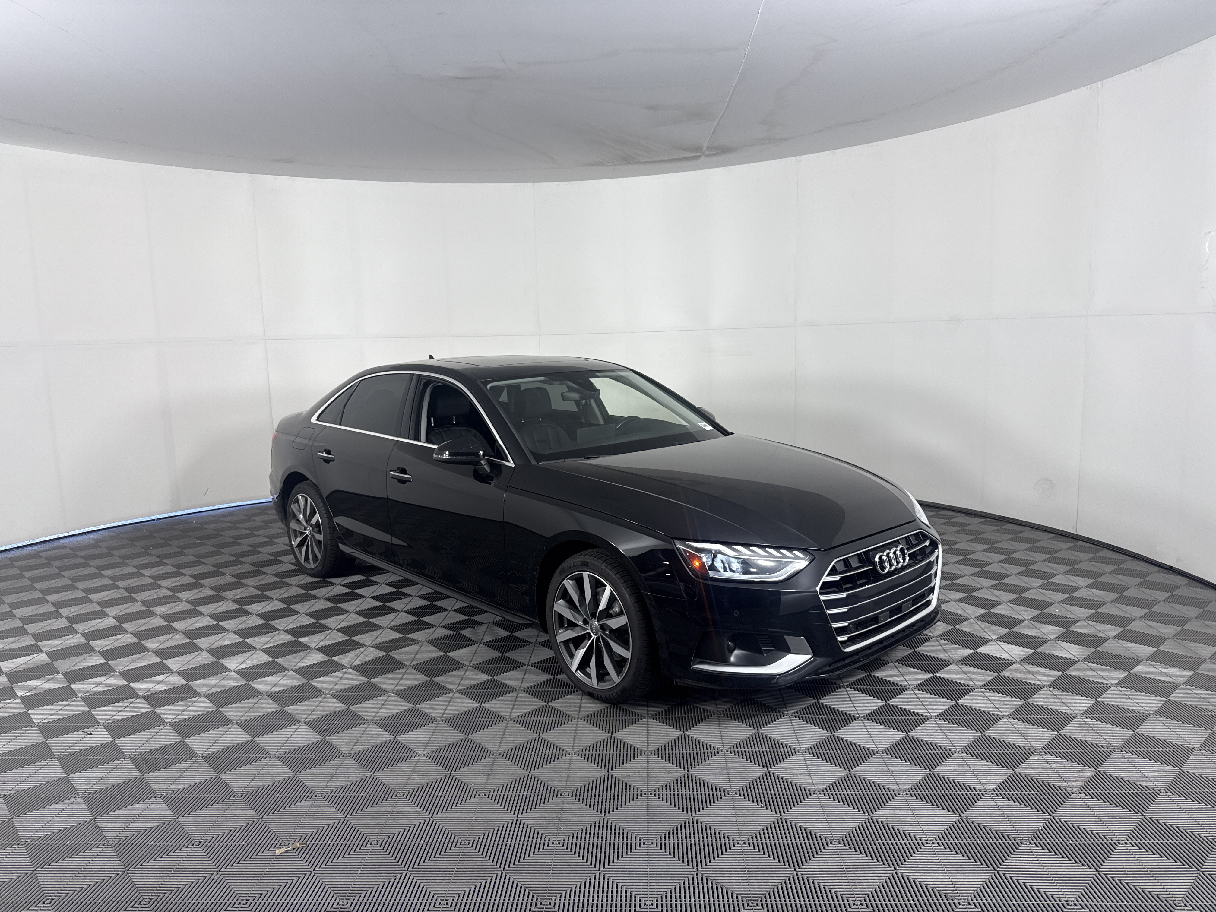 Used 2020 Audi A4 2.0T Premium Plus w/ Premium Plus Package FWD image 2