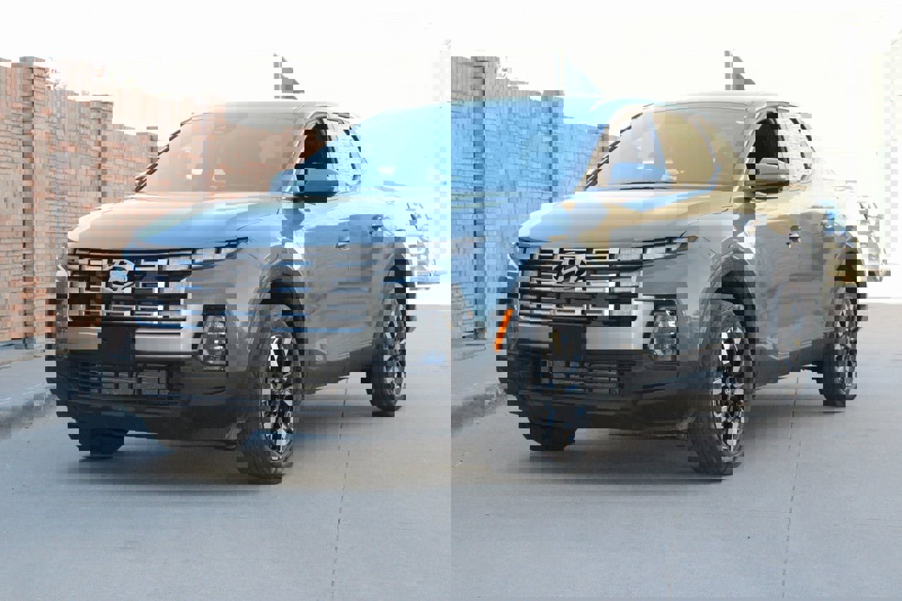 Used 2025 Hyundai Santa Cruz SE image 2