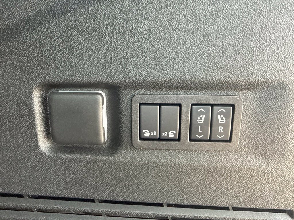 Used 2025 GMC Yukon XL AT4 Ultimate AWD/4WD image 37