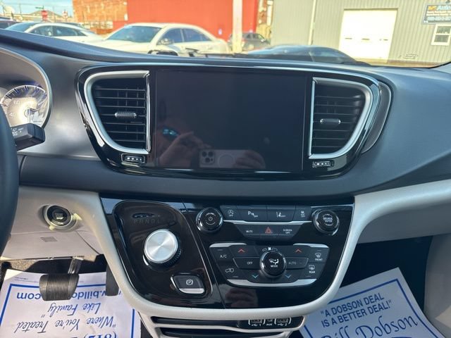 Used 2024 Chrysler Pacifica Touring-L FWD image 24