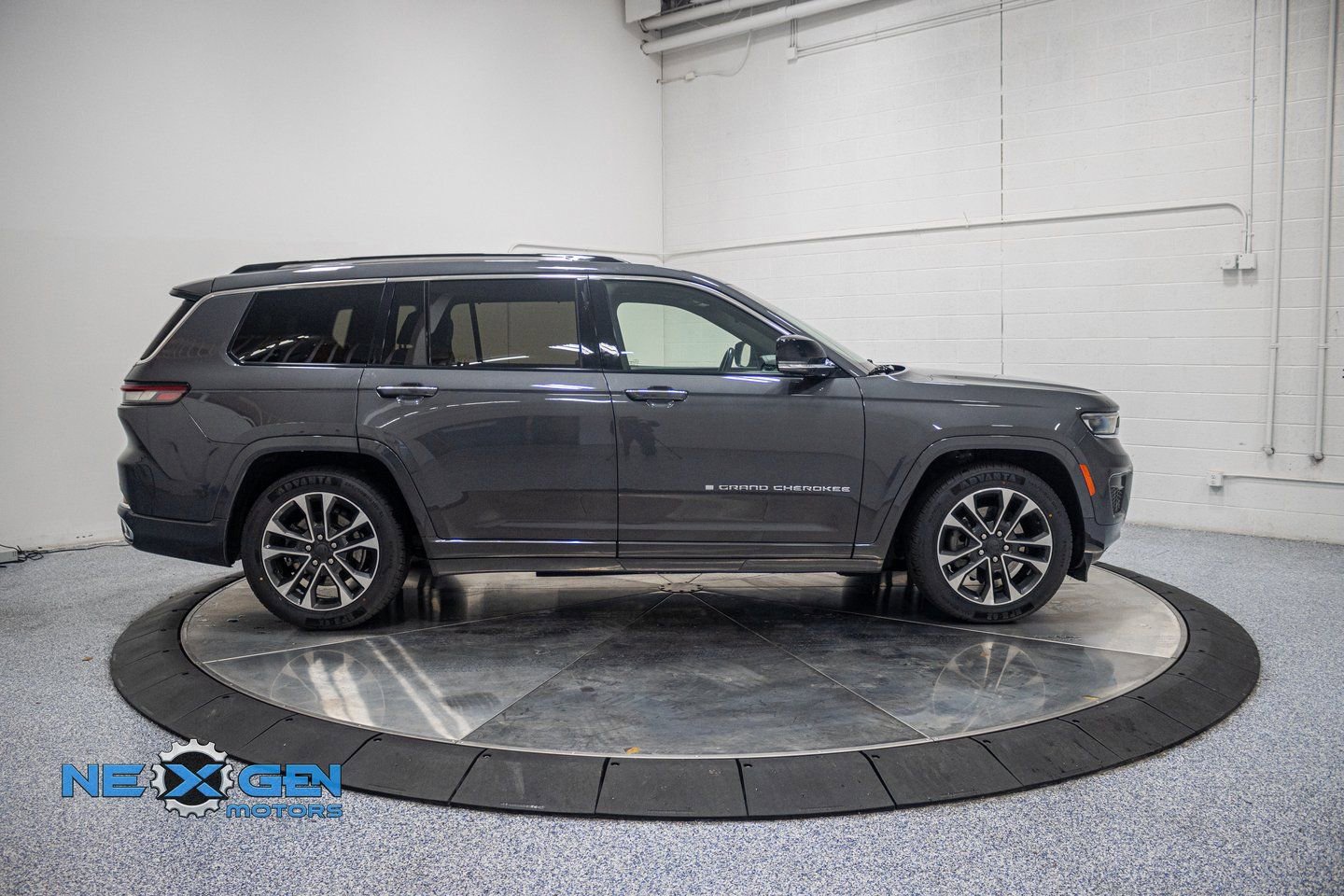Used 2021 Jeep Grand Cherokee L Overland w/ Luxury Tech Group IV AWD/4WD image 8
