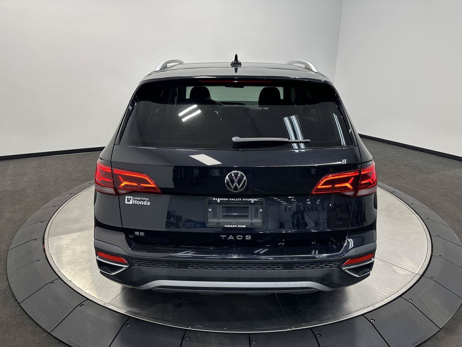 Used 2022 Volkswagen Taos SE w/ Panoramic Sunroof Package FWD image 6