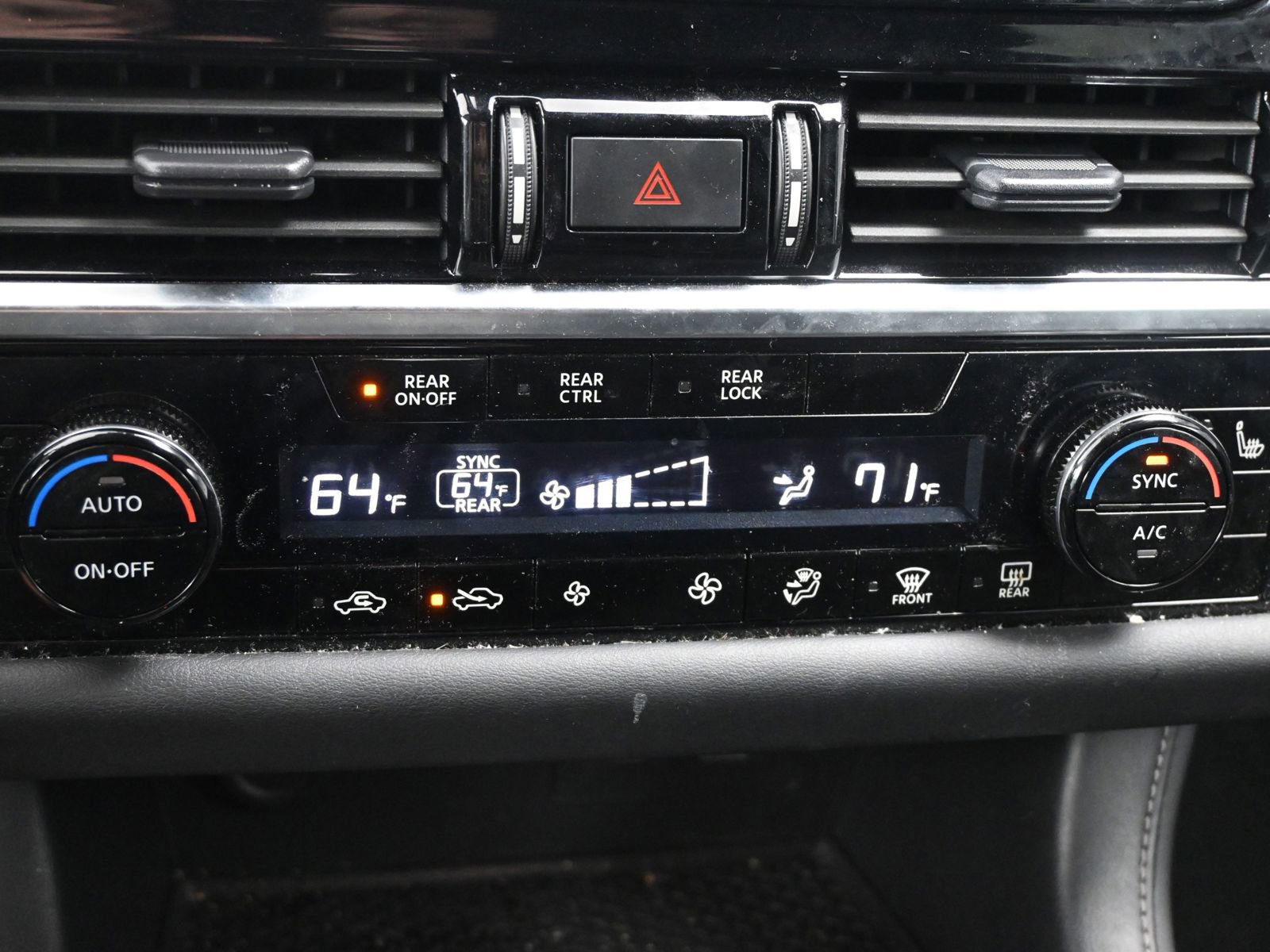 Used 2023 Nissan Pathfinder SV w/ SV Premium Package image 19