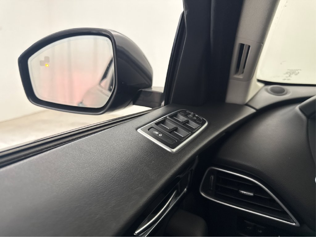 Used 2018 Jaguar F-PACE Premium AWD/4WD image 33
