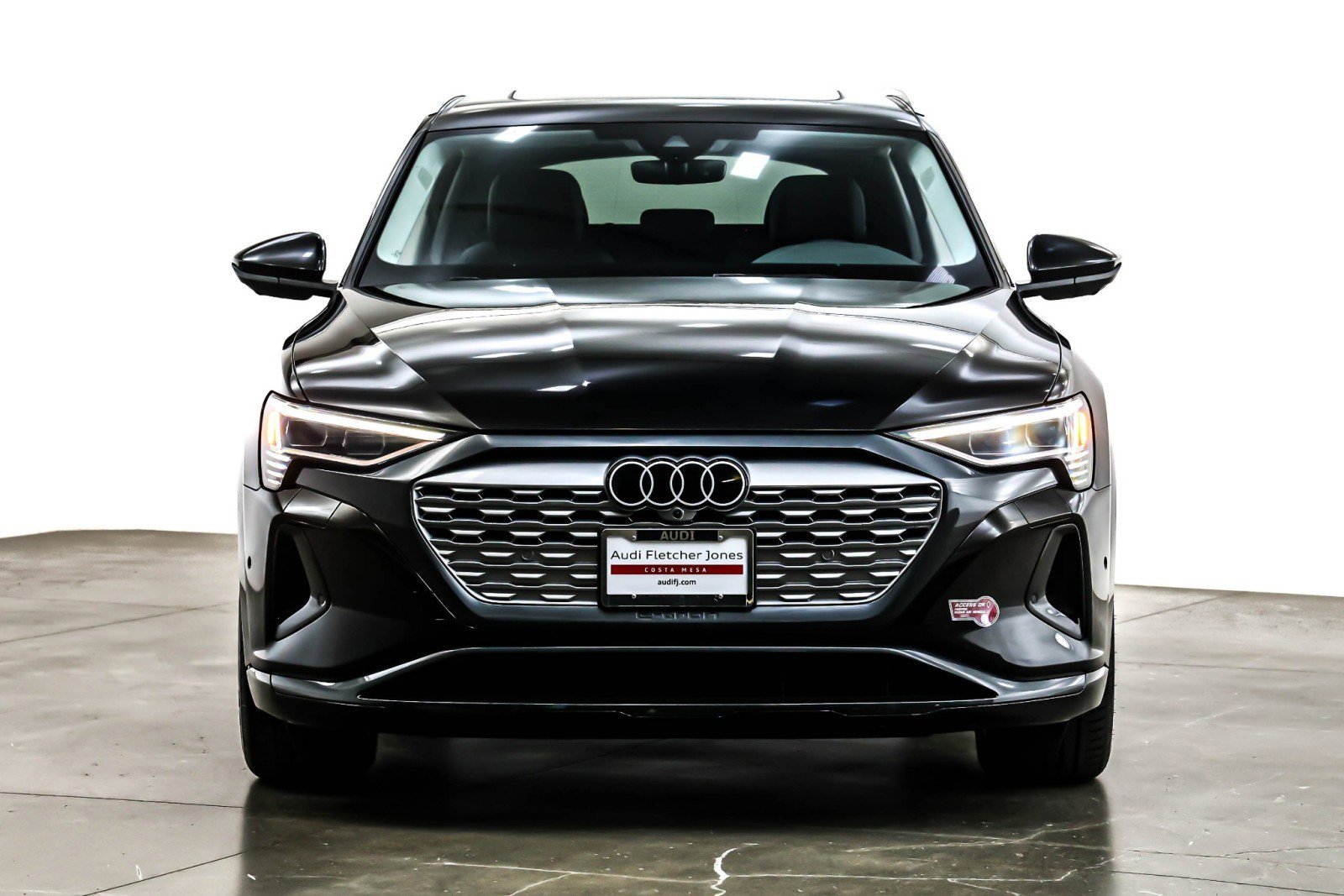 Used 2024 Audi Q8 e-tron Premium Plus image 3