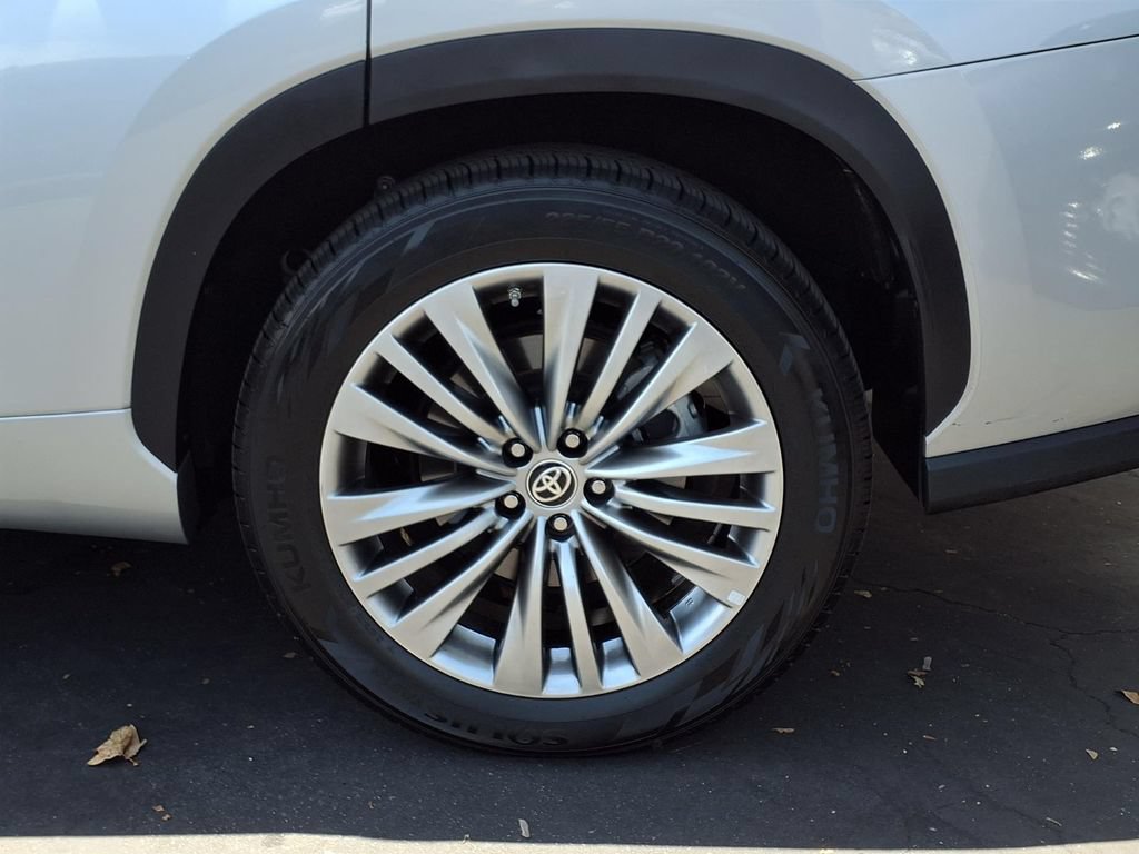 Used 2023 Toyota Highlander Platinum FWD image 4