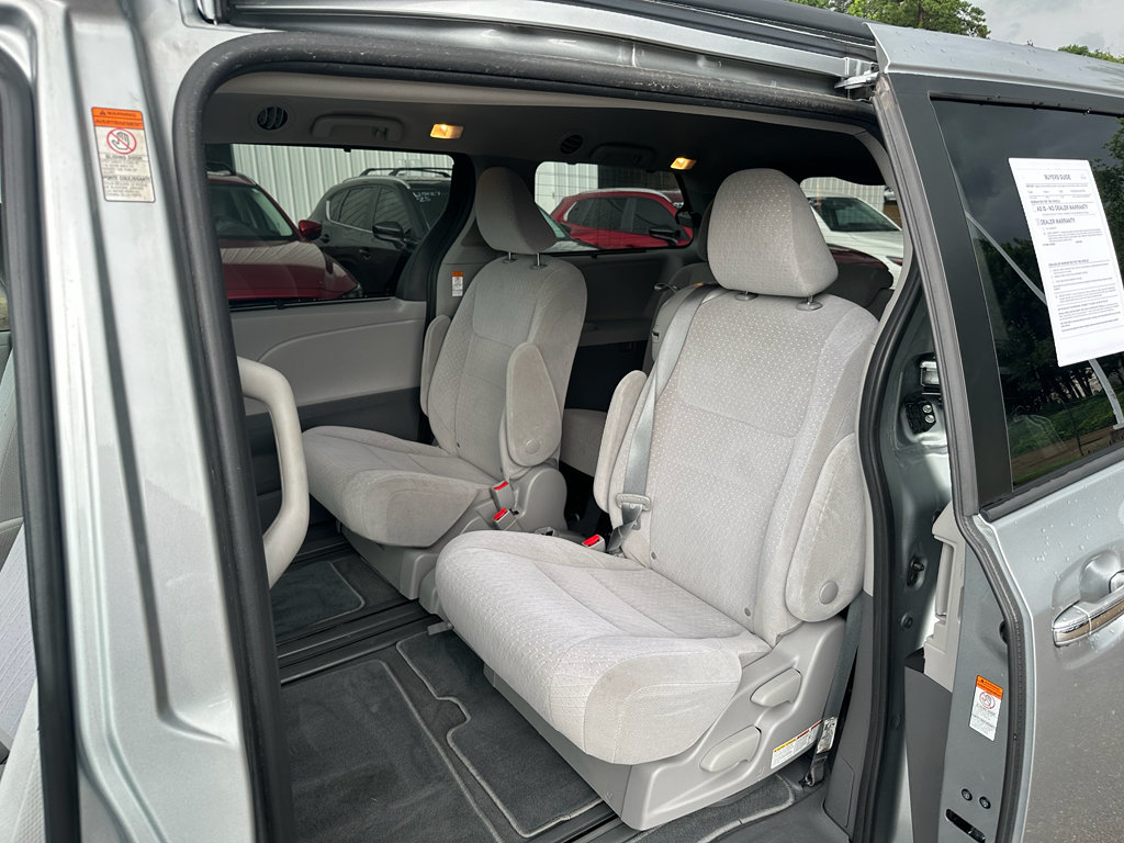 Used 2020 Toyota Sienna LE w/ LE Preferred Package FWD image 9
