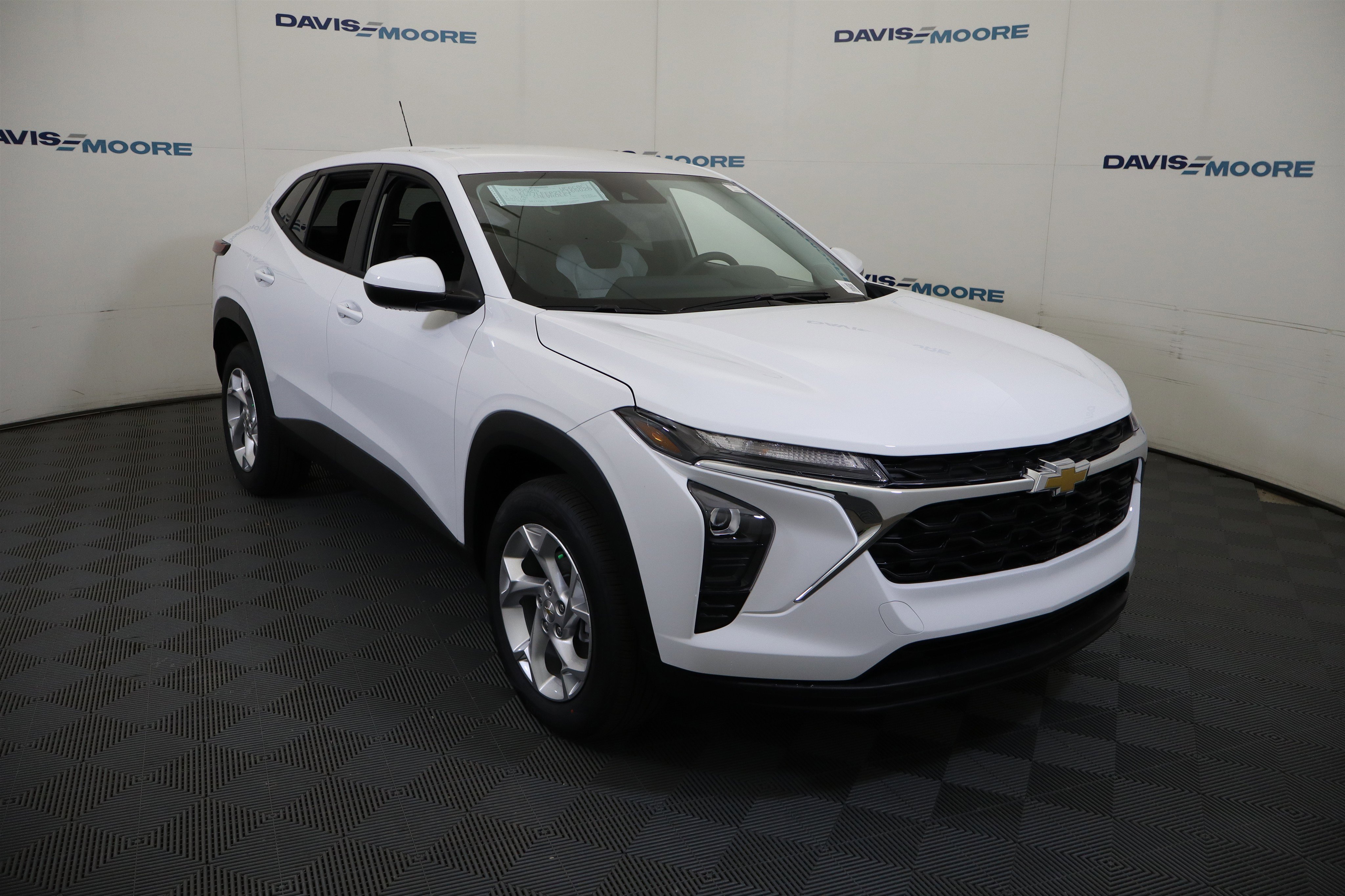 New 2026 Chevrolet Trax LS w/ LS Convenience Package FWD image 3