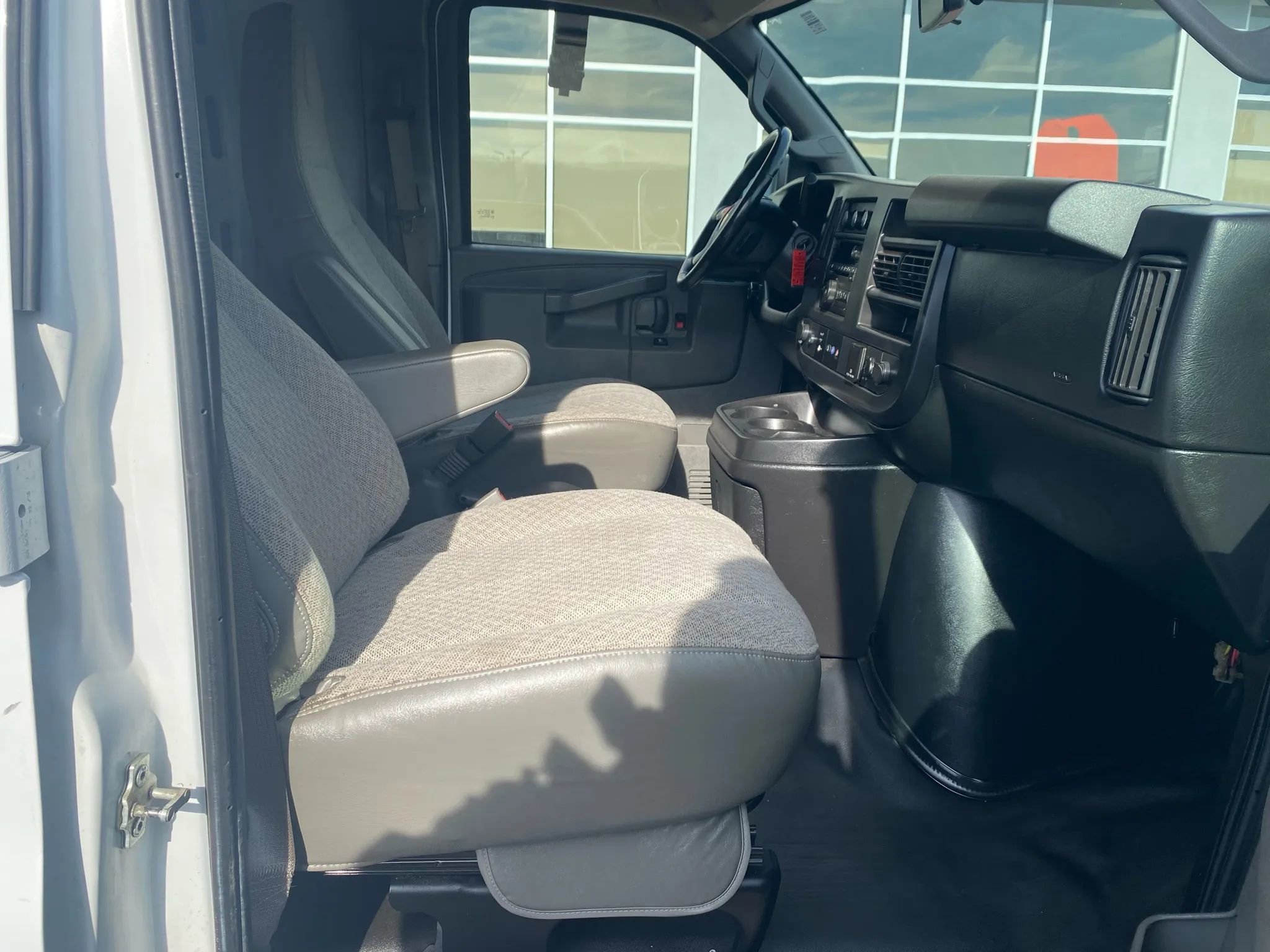 Used 2017 Chevrolet Express 3500 Extended image 20