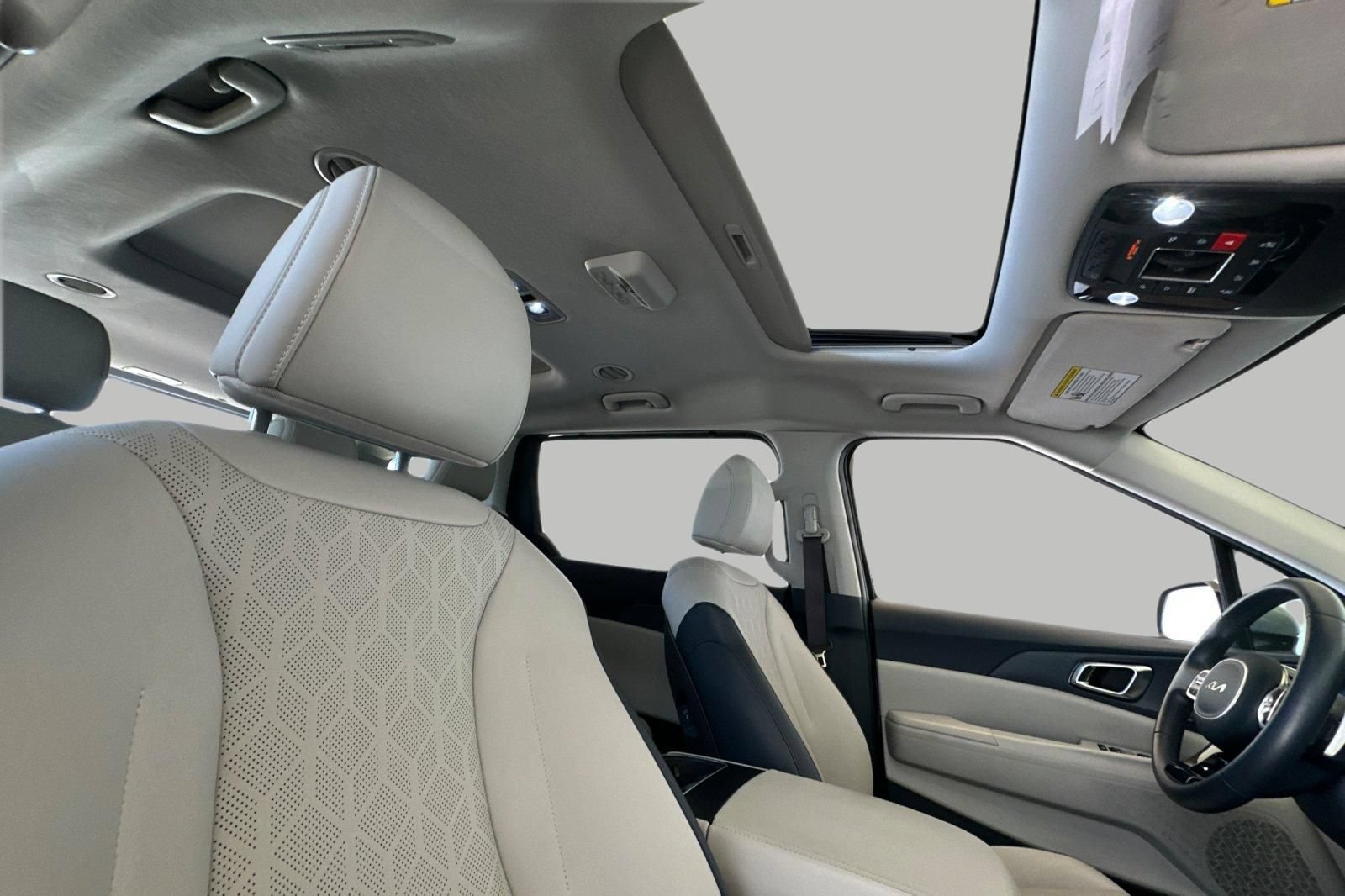 Certified 2025 Kia Carnival SX FWD image 19